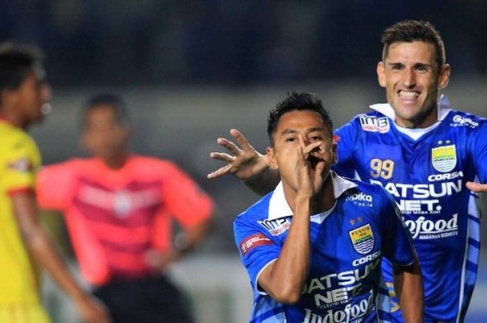 Striker Persib, Samsul Arif dan Juan Belencoso, merayakan gol ke gawang Sriwijaya FC di laga lanjutan Piala Bhayangkara, Sabtu (26/3/2016).