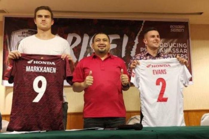 Dua pemain asing anyar PSM Makassar, Aaron Evans dan Eero Markkanen mengapit CEO PSM, Munafri Arifud