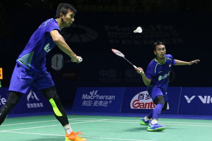 Pasangan ganda putra Indonesia, Mohammad Ahsan (belakang)/Rian Agung Saputro, saat menjalani pertandingan melawan Kim Astrup/Anders Skaarup Rasmussen (Denmark) pada  babak kedua turnamen China Terbuka 2017 di Haixia Olympic Sports Center, Fuzhou, Kamis (16/11/2017).