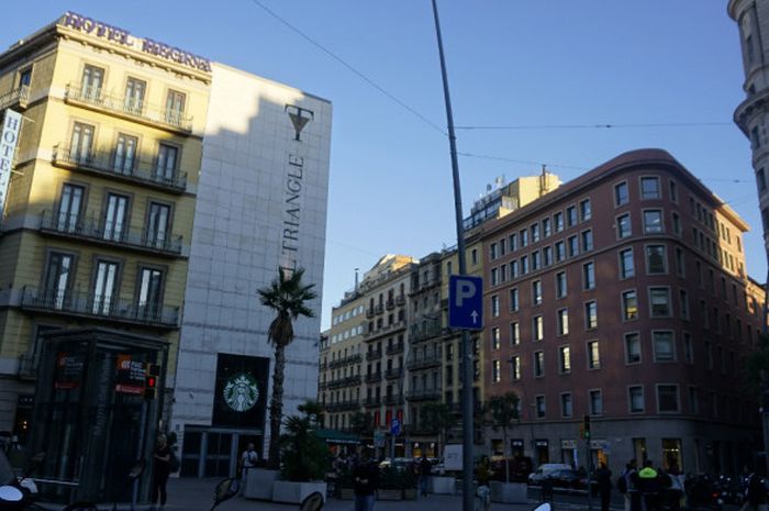 Suasana di area Placa de Catalunya, Barcelona, pada Rabu (24/10/2018).