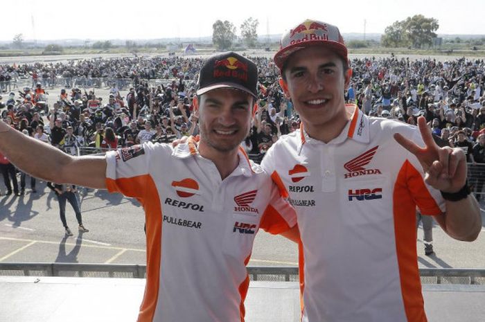 Pebalap Repsol Honda, Dani Pedrosa (kiri), berpose bersama rekan satu timnya, Marc Marquez (kanan).