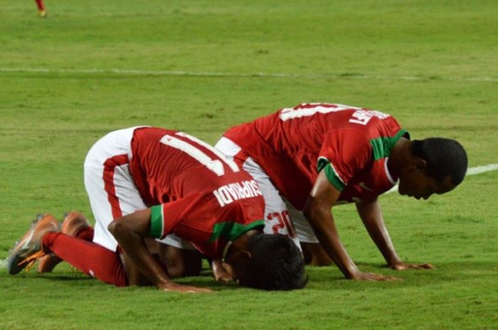 Sujud syukur dua pemain timnas U-16 Indonesia, Mochammad Supriadi dan Hamsa Lestaluhu (kanan) saat timnya memenangi laga pada laga kualifikasi Piala Asia U-16 2018. 