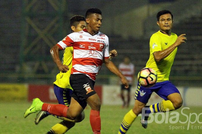 Aksi Muhammad Rifad Marasabessy (Madura United) dalam pertandingan melawan Persegres Gresik United.