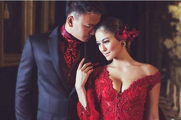 Agnes Monica (30) atau yang lebih dikenal dengan Agnezmo terlihat masih bersama Wijaya Saputra (30). Baru-baru ini keduanya terlibat pemotretan berdua ala Pre Wedding. 