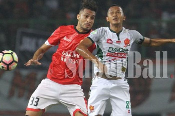 Penyerang PS TNI, Sansan Fauzi (kanan) duel di udara dengan bek Persija asal Brasil, Willian Pacheco pada laga pekan ke-27 Liga 1 musim 2017 di Stadion Patriot, Kota Bekasi, Sabtu (30/9/2017) malam. 