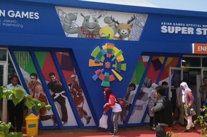 Toko souvenir resmi Asian Games 2018 di Jakabaring Sport City, Palembang, Sumatera Selatan.