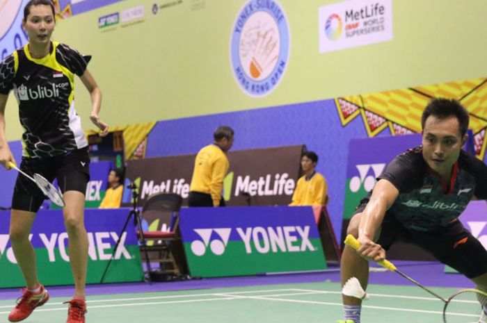 Hafiz Faizal (kanan)/Gloria Emanuelle Widjaja saat bertanding melawan ganda campuran China, Zheng Siwei/Huang Yaqiong, di babak kedua Hong Kong Open 2017 di Hong Kong Coliseum, Kowloon, Hong Kong, pada Kamis (23/11/2017).