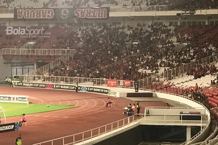 Aksi Ultras Garuda memasang spanduk terbalik dan menyanyikan chant pada laga timnas Indonesia kontra timnas Filipina, di SUGBK, Minggu (25/11/2018). 