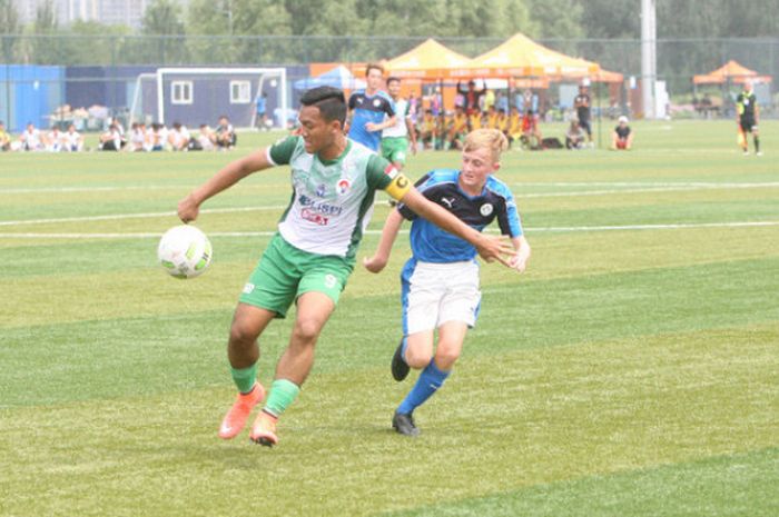 Pemain tim pelajar Indonesia U-15, Dika Epriansyah, saat menghadapi wakil Inggris, Bath&Wilshire, di Piala Gothia China 2017, Rabu (16/8).