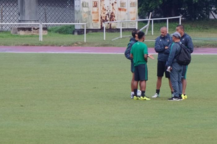 Pelatih Luis Milla, gelandang Hargianto, penerjemah Bayu Eka Sari, pelatih kiper dan analisis Eduardo Perez, serta dokter tim Syarif Alwi diskusi sebelum latihan selesai di Stadion UKM di Bangi, Selangor, Sabtu (19/8/2017) petang. 