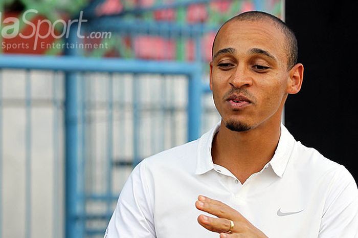 Striker Madura United, Peter Odemwingie, saat menerima wawancara di sela latihan rutin di Stadion Gelora Bangkalan, Jawa Timur, Rabu (06/09/2017) sore.