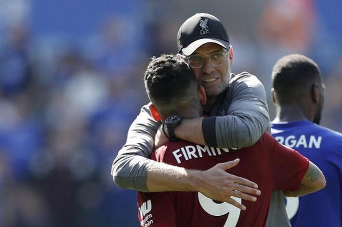 Pelatih Liverpool FC, Juergen Klopp, memeluk Roberto Firmino seusai laga Liga Inggris kontra Leicester City di Stadion King Power, Leicester, Inggris pada 1 September 2018.