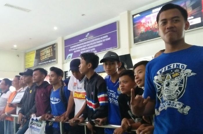 Bobotoh wilayah Surakarta saat menyambut kedatangan Persib Bandung di Bandara Adi Sumarmu Solo pada hari Kamis (2/11/2017).