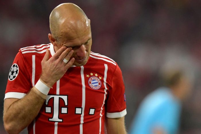 Ekspresi lesu pemain sayap Bayern Muenchen, Arjen Robben, setelah tidak bisa melanjutkan pertandingan leg pertama semifinal Liga Champions melawan Real Madrid di Allianz Arena, Rabu (25/4/2018) waktu setempat, karena mengalami cedera.