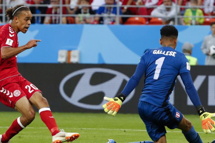 Penyerang Denmark, Yussuf Poulsen (kiri), mencetak gol ke gawang Peru dalam laga Grup C Piala Dunia 2018, 16 Juni 2018 di Mordovia Arena, Saransk.