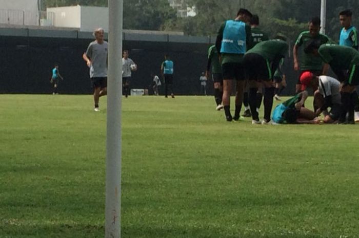 Winger timnas U-23 Indonesia, Saddil Ramdani terkapar saat sesi game internal skuat Garuda Muda di lapangan ABC, Komplek Gelora Bung Karno, Jakarta Pusat pada Kamis (23/8/2018) pagi. 