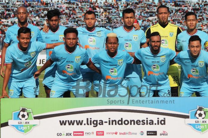   Skuat Persela sebelum kick-off menghadapi Persebaya pada pekan kedua Liga 1 2018 di Stadion Surajaya, Lamongan, Jumat (30/3/2018)  