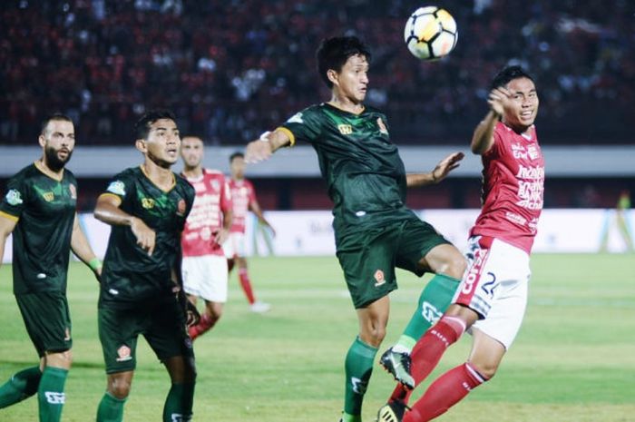 Pemain Bali United, Ricky Fajrin, berebut bola dengan pemain PS Tira dalam laga pekan ke-23 Liga 1 musim 2018 di Stadion Kapten I Wayan Dipta, Gianyar, Bali, Senin (24/9/2018).