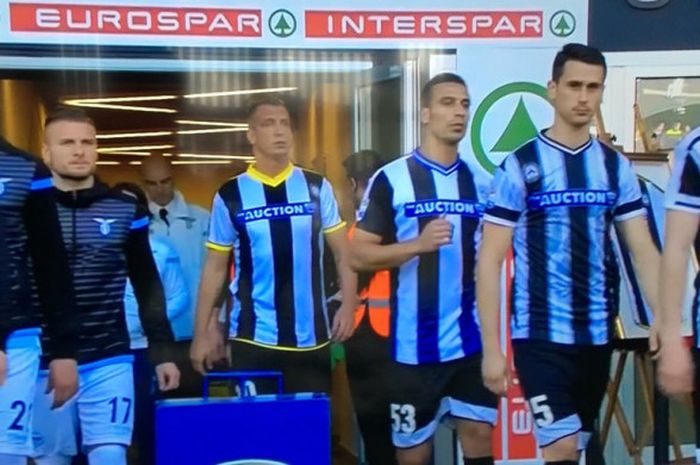 Para pemain Udinese dan Lazio keluar dari lorong menuju lapangan pertandingan, Sabtu (8/4/2018), di Stadion Friuli.