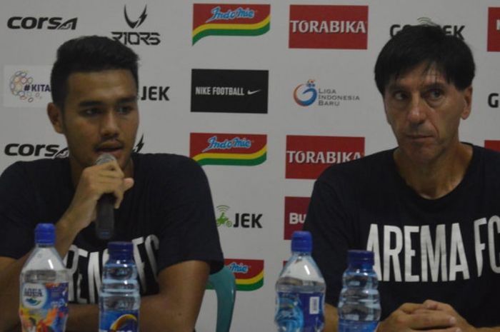 Striker Arema FC, Muhammad Rafli (kiri) saat sesi jumpa pers setelah pertandingan, Minggu (4/11/2018)