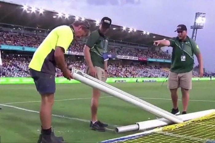 Insiden gawang roboh dalam partaiLiga Australia antara Central Coast Mariners dan Perth Glory di Central Coast Stadium, Senin (31/12/2018).