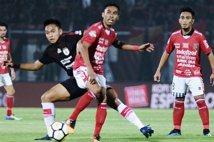 Kapten Bali United, Fadil Sausu (tengah) dikawal ketat bek Persipura, Muhammad Taher (jersey hitam) di Stadion Kapten I Wayan Dipta, Gianyar, Sabtu (9/6/2108)