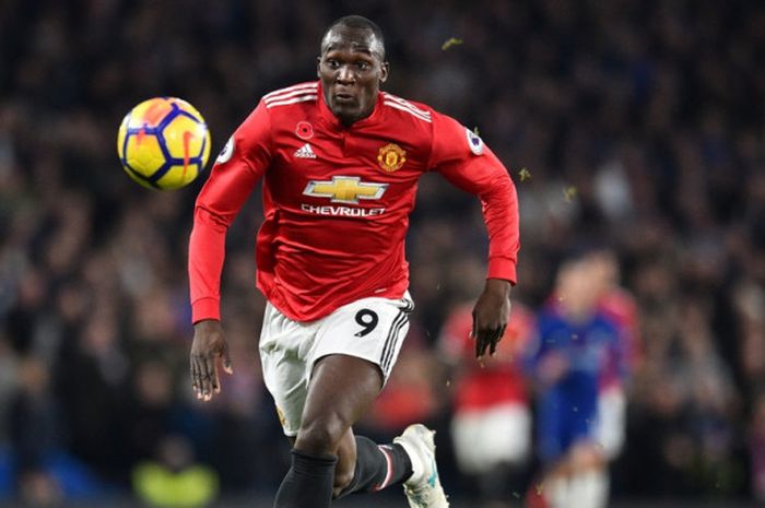 Striker Manchester United, Romelu Lukaku, beraksi dalam laga Liga Inggris kontra Chelsea di Stadion Stamford Bridge, London, pada 5 November 2017.