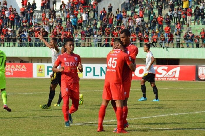 Pemain Persis Solo sesaat setelah membobol gawang Persibat Batang lewat tendangan Johan Yoga Utama di Stadion Manahan, Solo, Jumat (13/7/2018) , sore WIB.