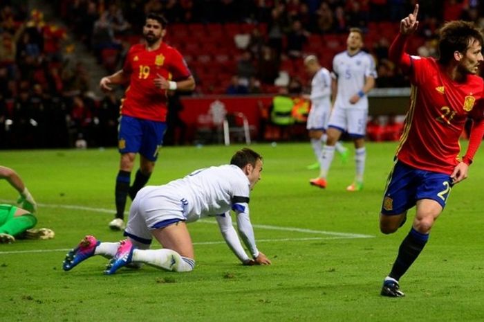 Gelandang tim nasional Spanyol, David Silva, melakukan selebrasi seusai mencetak gol ke gawang Israel di pertandingan kualifikasi Piala Dunia 2018 di Stadion Municipal El Molinon, Jumat (24/3/2017) waktu setempat.