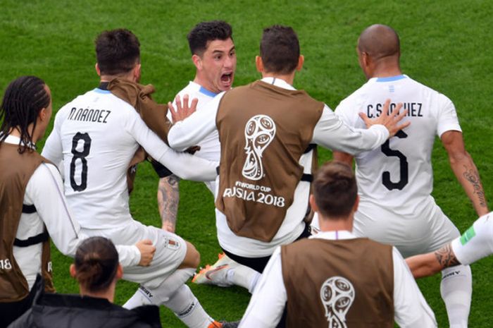 Bek Uruguay, Jose Gimenez (tengah), merayakan gol yang ia cetak ke gawang Mesir di laga Grup A Piala Dunia 2018 di Ekaterinburg Arena, pada 15 Juni 2018.