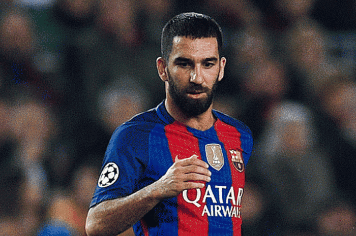 Pemain Barcelona, Arda Turan tengah mengejar bola dalam laga UEFA Champions League kontra Borussia Moenchengladbach di Camp Nou, 16 Desember 2016. 