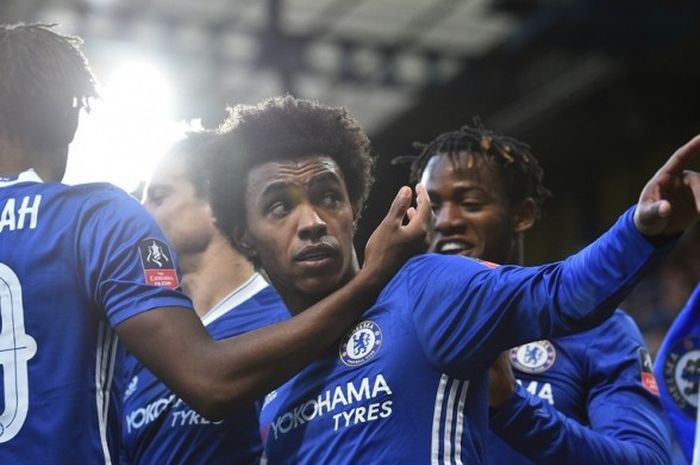 Para pemain Chelsea merayakan gol Willian ke gawang Brentford pada partai babak keempat Piala FA di Stadion Stamford Bridge, Minggu (28/1/2017).