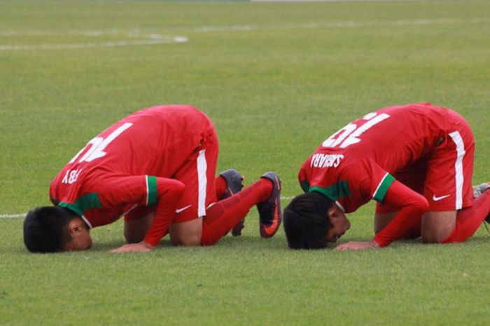 Dua pemain Timnas U-19 Indonesia melakukan selebrasi sujud syukur