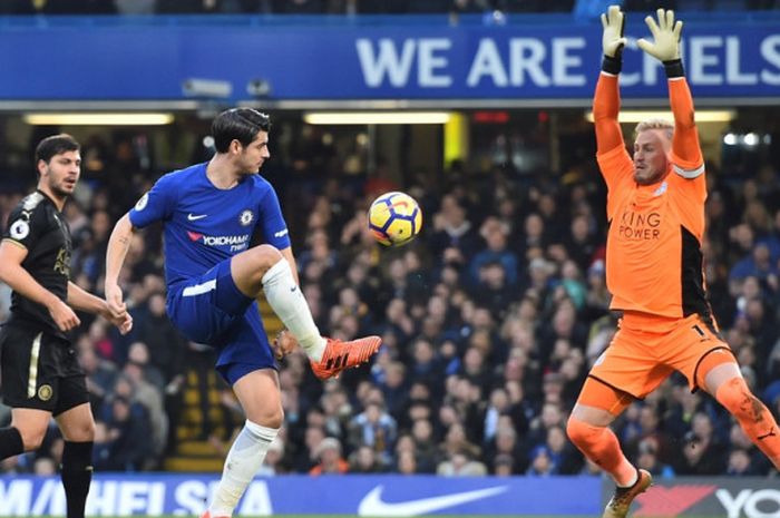 Kiper Leicester City, Kasper Schmeichel (kanan), bersiap menghalau tembakan striker Chelsea, Alvaro Morata, dalam laga Liga Inggris di Stadion Stamford Bridge, London, pada 13 Januari 2018.