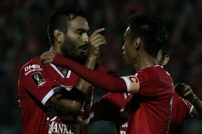 Gelandang Bali United, Marcos Flores, mencetak gol ke gawang Sriwijaya FC,  Selasa (7/2/2017)