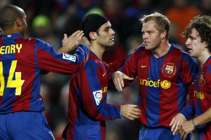 Striker FC Barcelona, Eidur Gudjohnsen (kedua dari kanan), merayakan gol yang dia cetak ke gawang Murcia dalam laga Liga Spanyol di Stadion Camp Nou, Barcelona, pada 12 Januari 2008.