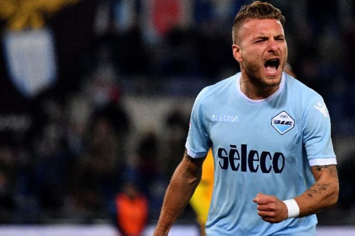 Pemain Lazio, Ciro Immobile, merayakan gol ke gawang Hellas Verona dalam laga Liga Italia di Stadion Olimpico, Roma, pada 19 Februari 2018. 