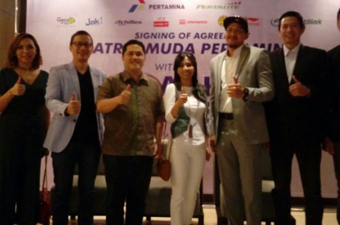 Pemain bintang Satria Muda Pertamina Jakarta, Arki Dikani Wisnu (ketiga dari kanan), berpose dengan pihak manajemen tim, pelatih, dan kubu sponsor tim setelah menandatangani perpanjangan kontrak di Fairmont Jakarta, Sabtu (21/10/2017).