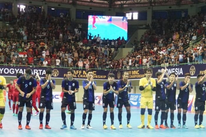 Skuat timnas futsal Kamboja memberikan hormat kepada suporter Indonesia di tribune setelah pertandingan, Rabu (7/11/2018).