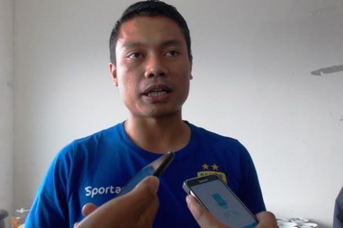 Gelandang Persib, Dedi Kusnandar bicara dengan sejumlah media di Graha Persib, Jalan Sulanjana, Kota Bandung pada Selasa (14/3/2017). 