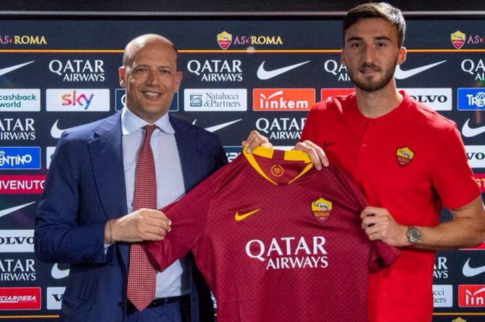 Bryan Cristante (kanan) diperkenalkan untuk pertama kali sebagai pemain AS Roma pada Jumat (8/6/2018