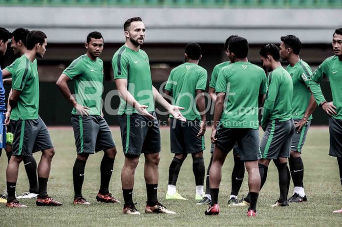 Skuad Timnas Indonesia saat menjalani sesi latihan di Stadion Patriot, Bekasi, Jumat (24/11/2017), jelang laga persahabatan melawan Timnas Guyana pada Sabtu (25/11/2017).