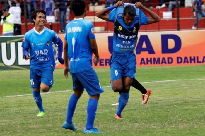 Selebrasi penyerang PSIM Yogyakarta, Krisna Adi (kanan) seusai mencetak gol pertama timnya ke gawang Madiun Putra pada laga Grup 5 Liga 2 musim 2017 di Stadion Sultan Agung, Kabupaten Bantul, Rabu (9/8/2017). 