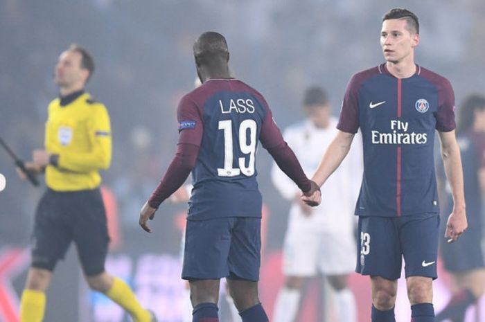 Ekspresi gelandang Paris Saint-Germain, Julian Draxler (kanan) dan Lassana Diarra, seusai timnya dikalahkan Real Madrid dalam laga leg kedua babak 16 besar Liga Champions di Stadion Parc des Princes, Paris, Prancis, pada 6 Maret 2018.