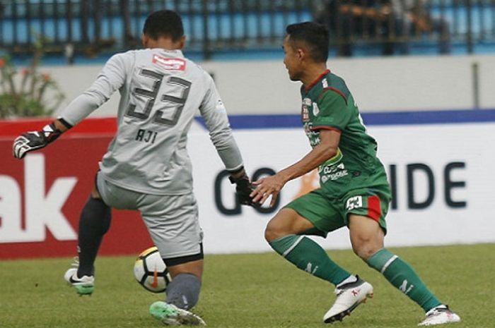 Aji Bayu Putra saat beraksi melawan PSMS Medan di Stadion Moch Soebroto Magelang, Minggu (15/4/2018)