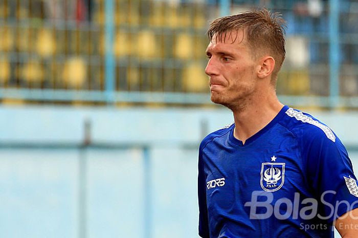 Bek PSIS Semarang, Petar Planic, saat tampil melawan Penyerang Persela Lamongan dalam laga penyisiha