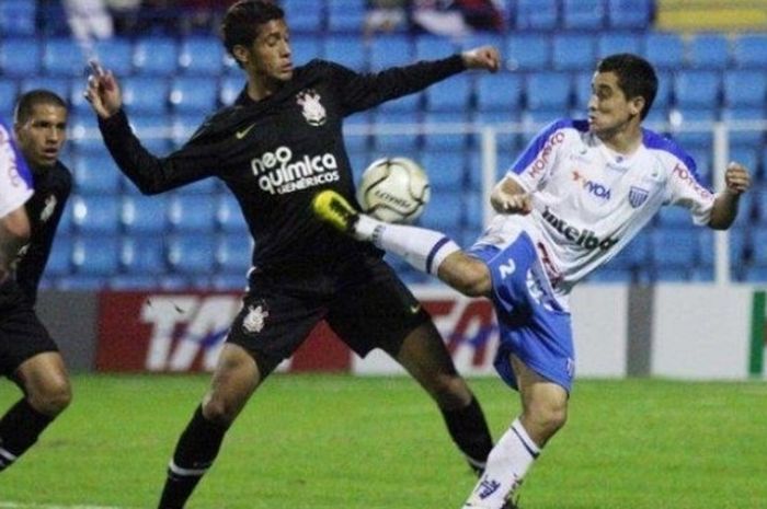 Bek asal Brasil, Willian Pacheco (kaus hitam, dua dari kanan) saat masih membela Corinthians U-20. 