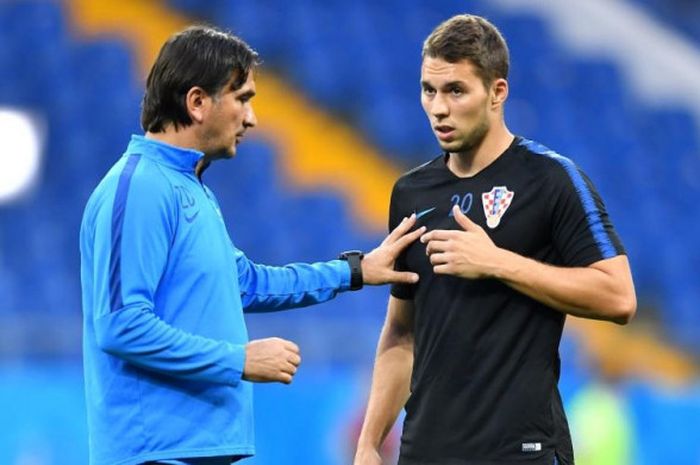 Marko Pjaca (kanan) berbicara dengan pelatih Zlatko Dalic dalam sesi latihan timnas Kroasia di Rostov Arena, 25 Juni 2018.