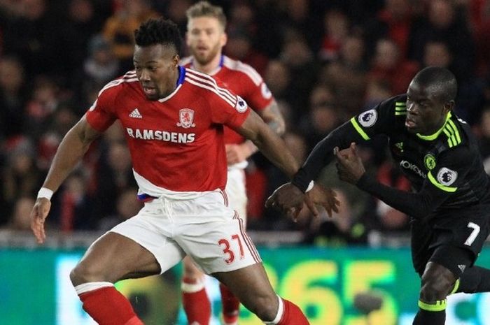 Winger Middlesbrough, Adama Traore (kiri), berduel dengan gelandang Chelsea, N'Golo Kante, dalam laga Premier League di Stadion Riverside, Middlesbrough, Inggris, 20 November 2016.