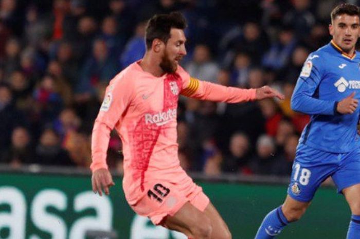 Megabintang FC Barcelona, Lionel Messi (kiri), beraksi dalam laga Liga Spanyol melawan Getafe di Stadion Coliseum Alfonso Perez, Getafe pada 6 Januari 2019.